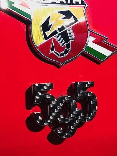 UNLIMITEオリジナル アバルト595ドライカーボンエンブレム