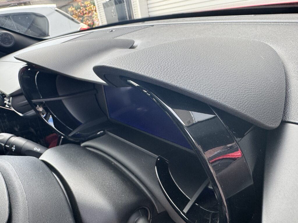 アルファロメオ ジュニア専用アルカンタラメーターフードの高級感あふれるコックピット装着イメージ UNLIMITED