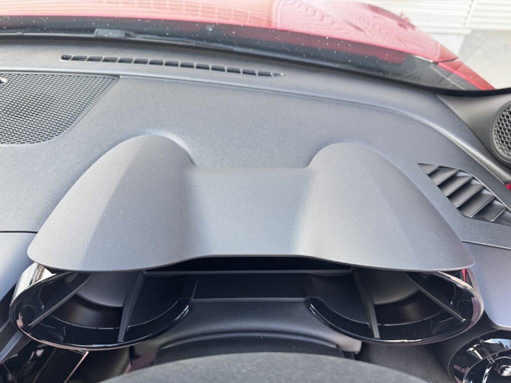 スエード素材のアルファロメオ ジュニア用メーターフードの上質な質感 UNLIMITED