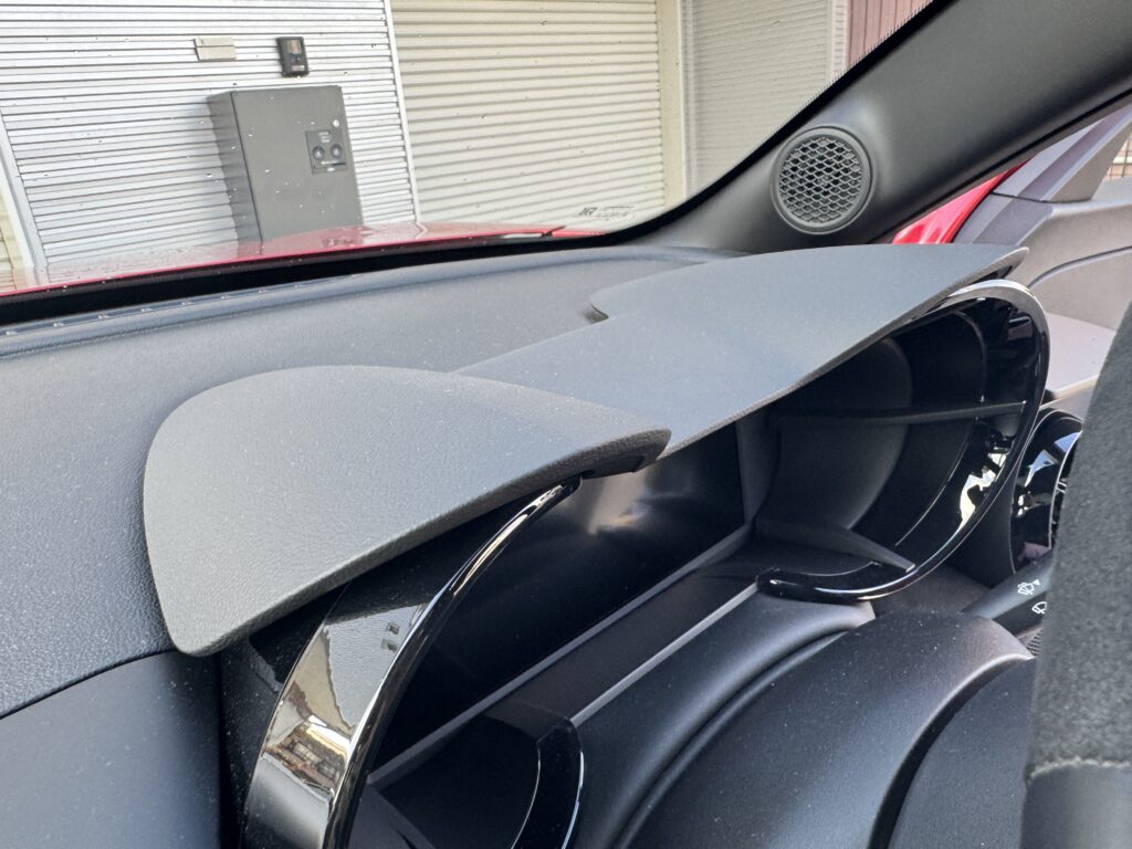 ジュニア運転席に取り付けたアルカンタラ製メータークラスター UNLIMITED