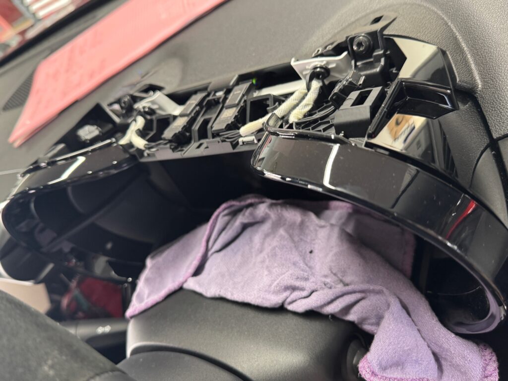 スエード素材のアルファロメオ ジュニア用メーターフードの上質な質感 UNLIMITED