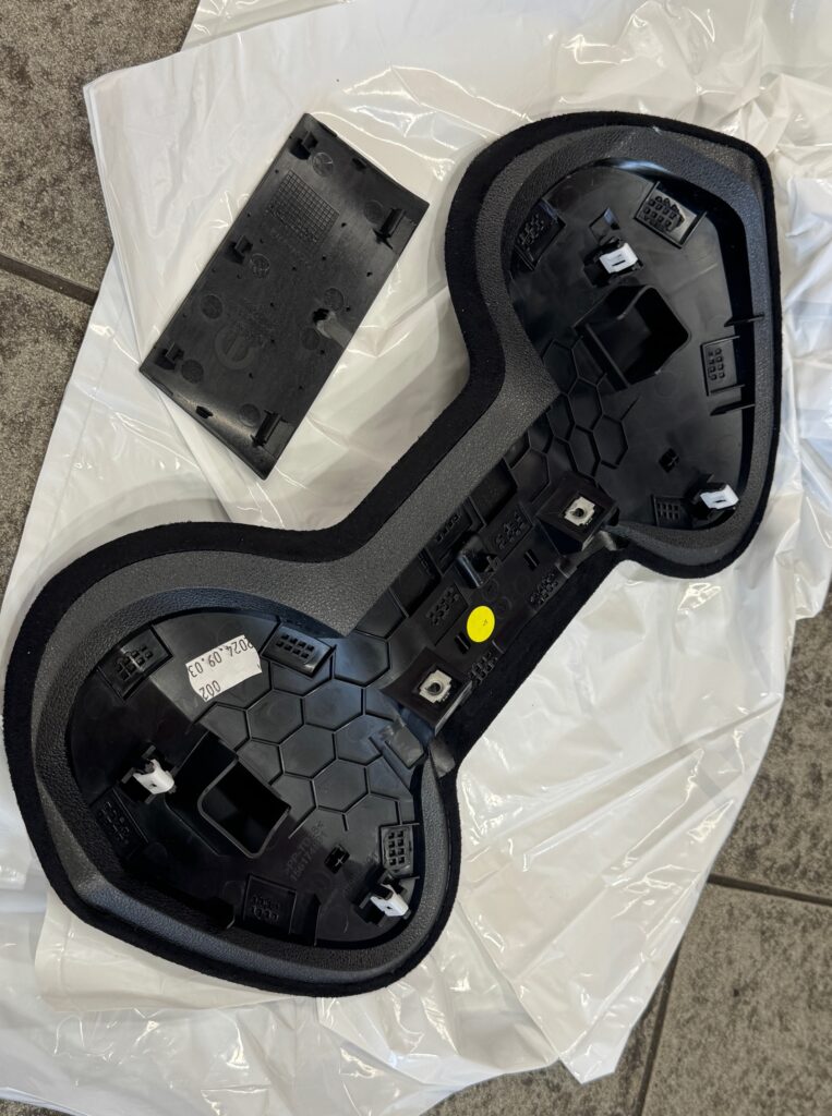 スエード素材のアルファロメオ ジュニア用メーターフードの上質な質感 UNLIMITED