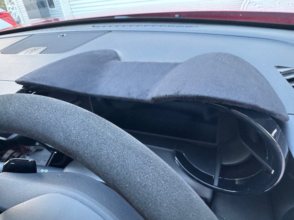 スエード素材のアルファロメオ ジュニア用メーターフードの上質な質感 UNLIMITED