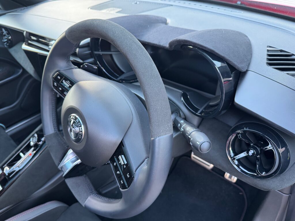 スエード素材のアルファロメオ ジュニア用メーターフードの上質な質感 UNLIMITED