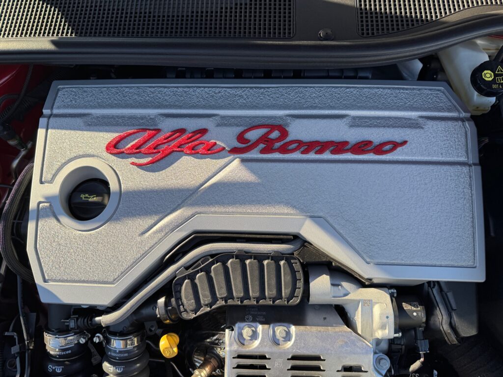 アルファロメオ ジュニア イブリダ向けのアフターパーツ、エンジンヘッドカバー。シルバーテクスチャと赤いロゴが特徴で、UNLIMITEDなクオリティとデザイン性を追求。満足間違いなしの逸品。