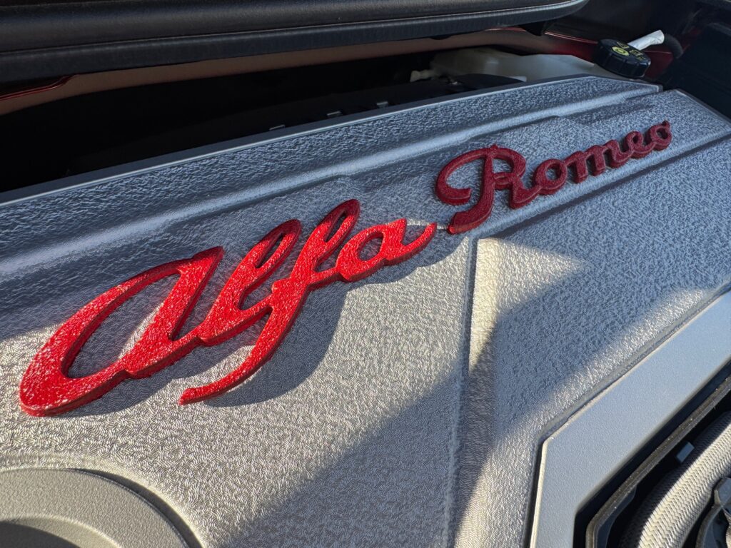 アルファロメオ ジュニア専用の高品質エンジンヘッドカバー。光沢あるシルバーのテクスチャは伝統的な鋳肌へのトリビュート。妥協のないUNLIMITEDな美意識が貫かれた、オーナー満足度の高いパーツ。