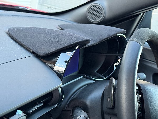 アルファ ロメオ ジュニアのコックピットを格上げする、UNLIMITEDオリジナル「クオーレ・エレガンツァ」。メーターカバーを深艶ブラックスエードで仕上げた上質なインテリアパーツの交換方法を分かりやすく解説します。