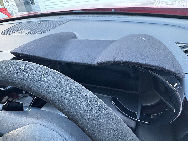 アルファ ロメオ ジュニアのコックピットを格上げする、UNLIMITEDオリジナル「クオーレ・エレガンツァ」。メーターカバーを深艶ブラックスエードで仕上げた上質なインテリアパーツの交換方法を分かりやすく解説します。