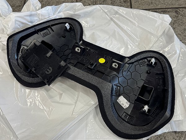 アルファ ロメオ ジュニアのコックピットを格上げする、UNLIMITEDオリジナル「クオーレ・エレガンツァ」。メーターカバーを深艶ブラックスエードで仕上げた上質なインテリアパーツの交換方法を分かりやすく解説します。