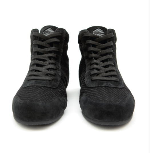 「アルファロメオ公式ドライバーシューズ｜LOGOMANIA＆Black Carbonで足元からイタリアを体感」