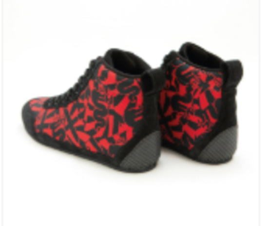 「アルファロメオ公式ドライバーシューズ｜LOGOMANIA＆Black Carbonで足元からイタリアを体感」