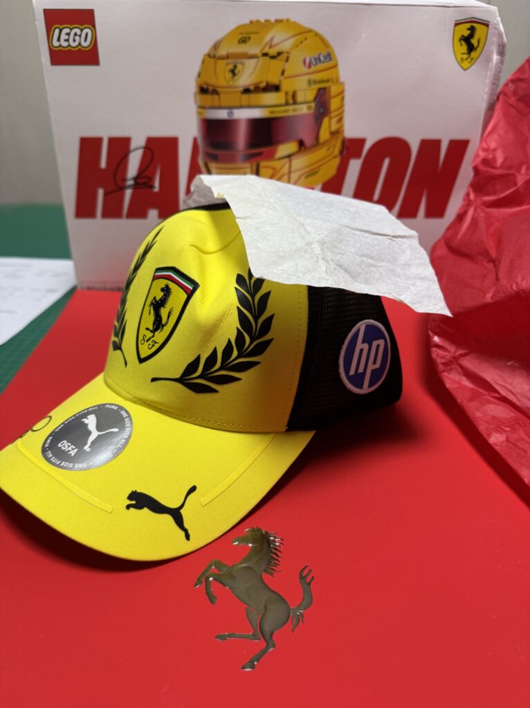 フェラーリから到着。ルイス・ハミルトン、垂涎の2アイテムをゲット