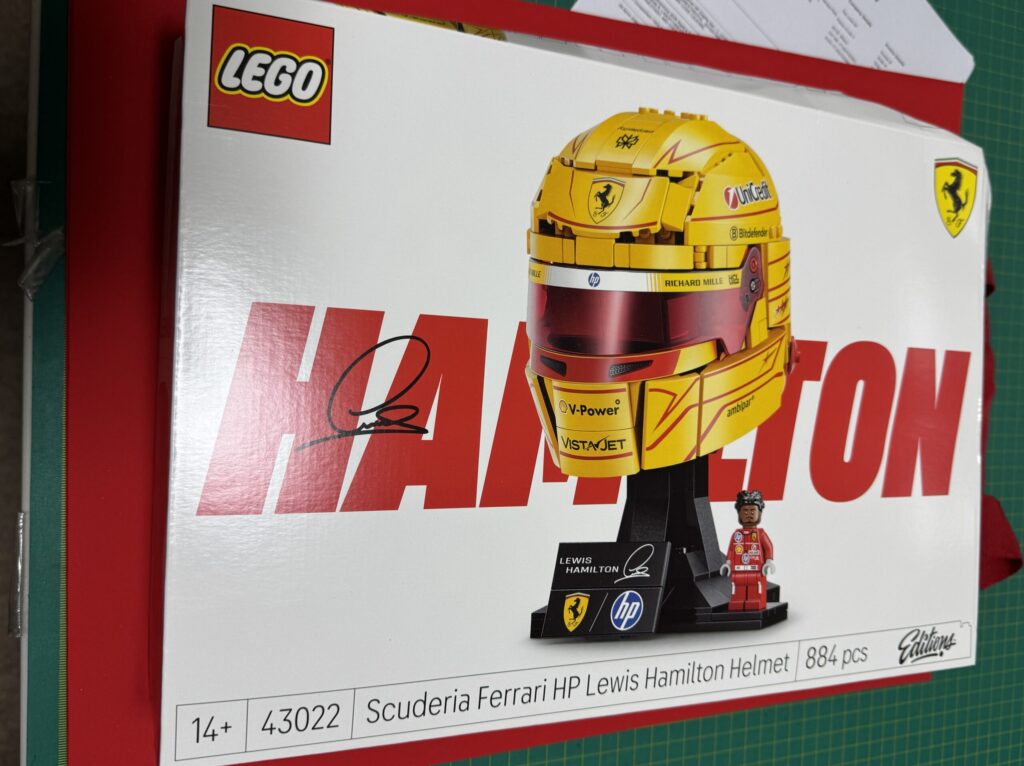 フェラーリから到着。ルイス・ハミルトン、垂涎の2アイテムをゲット