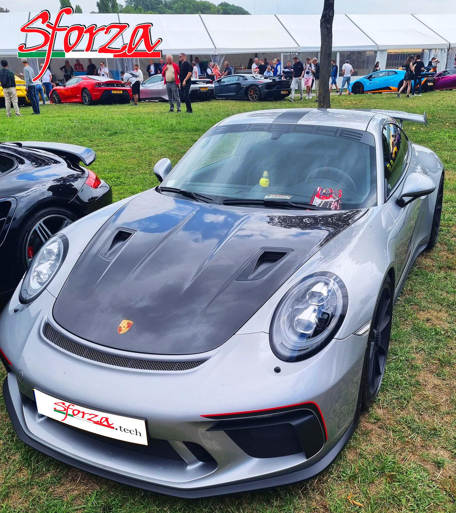 ポルシェ 911 991.1 GT3 RS用 Sforza製カーボンフロントスポイラーです。

炭素繊維プリプレグをオートクレーブ成形し、光沢のあるクリア仕上げで製作されたカーボンパーツです。GT3 RSのフロントまわりに装着することで、純正デザインを活かしながら、カーボン素材特有の質感とスポーティな印象を強調します。
