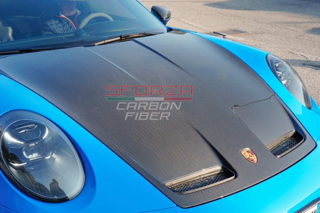 ポルシェ 911 991.1 GT3 RS用 Sforza製カーボンフロントスポイラーです。

炭素繊維プリプレグをオートクレーブ成形し、光沢のあるクリア仕上げで製作されたカーボンパーツです。GT3 RSのフロントまわりに装着することで、純正デザインを活かしながら、カーボン素材特有の質感とスポーティな印象を強調します。